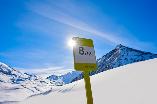 Cerler Schneeverkehrsschild in Pyrenäen von Huesca Spanien