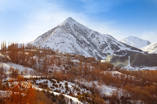 Cerler-Skigebietskyline in Huesca-Pyrenäen Spanien