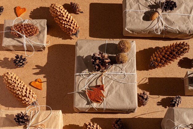 Foto cero desperdicio navidad knolling plano con sombras duras regalo ecológico hecho a mano decoraciones naturales de yute de año nuevo vista superior envoltura de papel kraft sin concepto de plástico ralladura de naranja treeheartscones