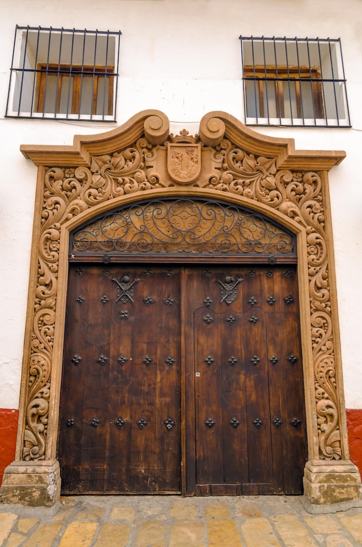 Foto cerrada la puerta anticuada del edificio