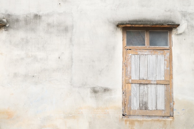 Cerradas ventanas marrones antiguas de la casa histórica