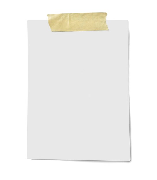 cerrado de un papel de nota con cinta adhesiva en fondo blanco