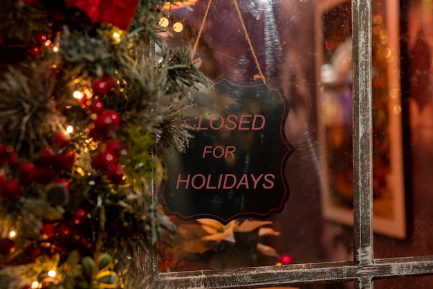 Cerrado por vacaciones de Navidad en invierno Shop store cafe business cierre por vacaciones Letrero en la ventana