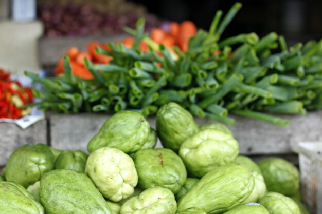 Cerrado de verduras para la venta en el mercado