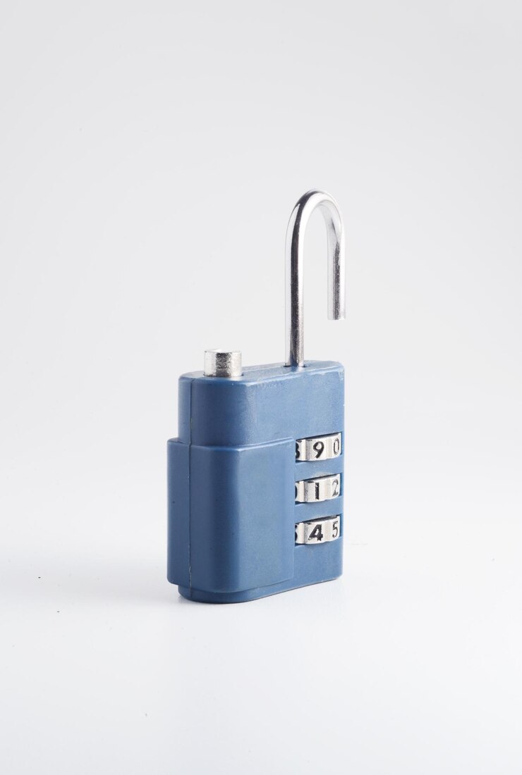 Cerradura azul para el equipaje de viaje con combinación de tres dígitos en posición abierta