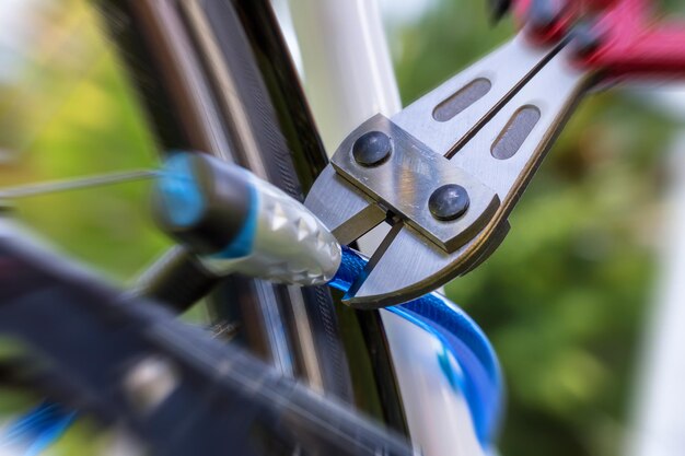 Foto una cerradura de bicicleta se rompe con un cortador de pernos