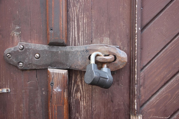 Cerradura colgante en la antigua puerta vintage marrón cerrada con llave antigua puerta de madera Concepto de seguridad de la información confidencial