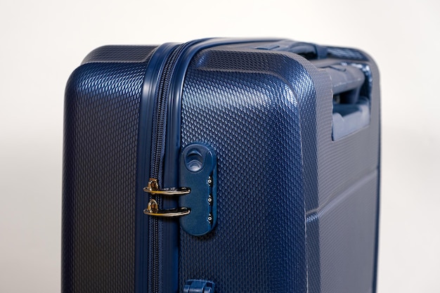 Cerradura de combinación y cremalleras bloqueadas en una maleta de viaje azul