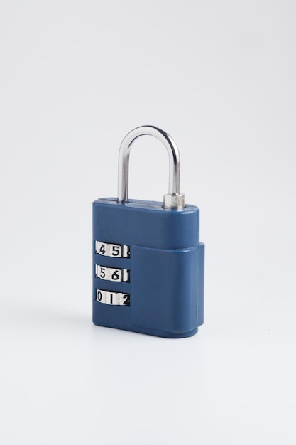 Cerradura de equipaje de viaje azul con combinación de tres dígitos en posición cerrada