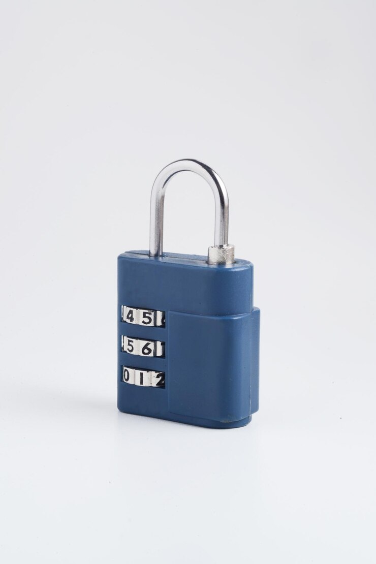 Cerradura de equipaje de viaje azul con combinación de tres dígitos en posición cerrada