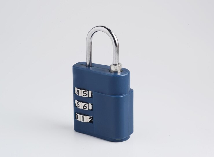 Cerradura de equipaje de viaje azul con combinación de tres dígitos en posición cerrada