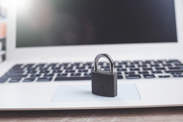 Cerradura negra en el teclado del portátil blanco de cerca