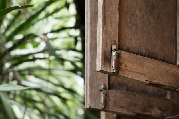 Cerradura oxidada vieja del metal en la ventana de madera