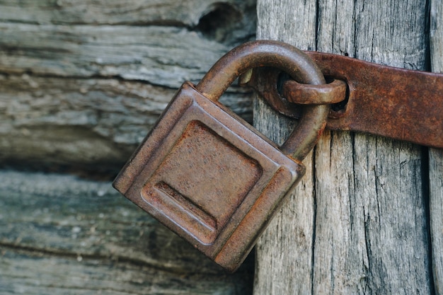 Foto cerradura oxidada vieja en una puerta de madera vieja