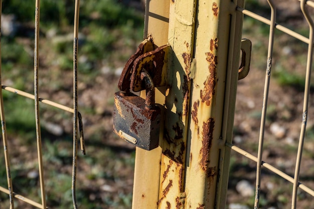 Cerradura de puerta oxidada obsoleta cerradura de puerta de jardín