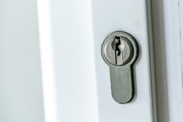 Cerradura de puerta en una puerta blanca Keyhole closeup Protección de la propiedad de seguridad del hogar