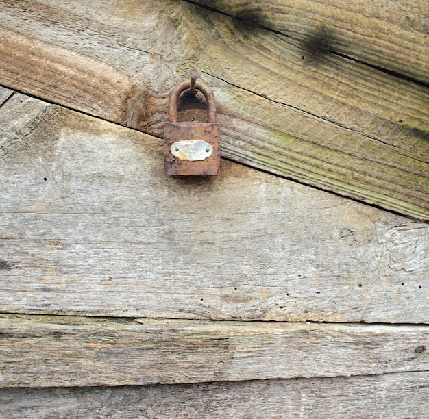 Cerradura vieja en la pared de madera vintage