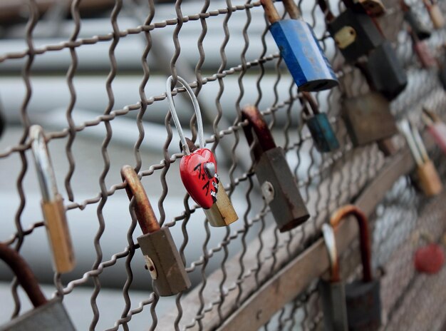 Cerraduras románticas en el puente.