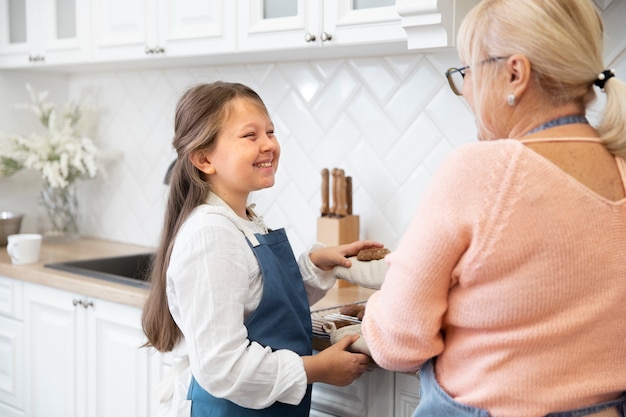 Foto cerrar la abuela y la niña en la cocina