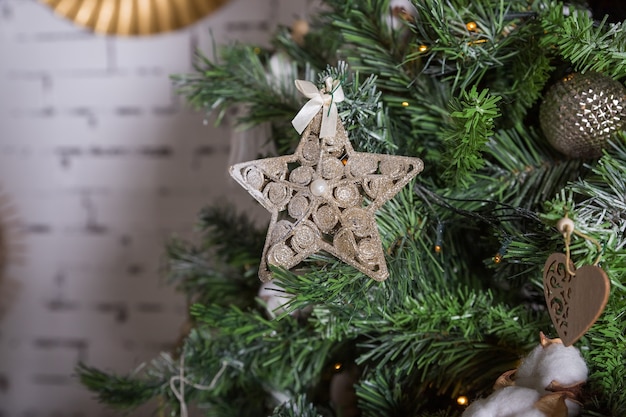 Cerrar adornos para árboles de Navidad en tonos bronce y dorados