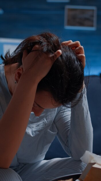 Cerrar agotado frustrado deprimido joven masajeando templos