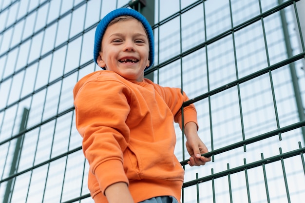 Foto cerrar al niño en el patio de recreo