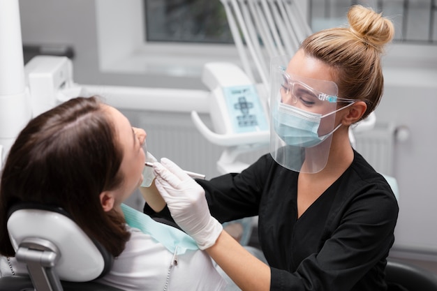 Foto cerrar al paciente en el chequeo del dentista