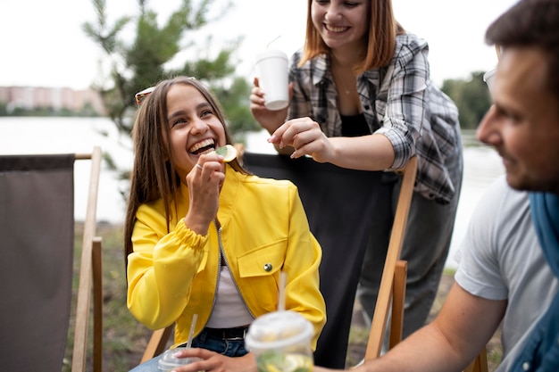 Cerrar amigos felices al aire libre