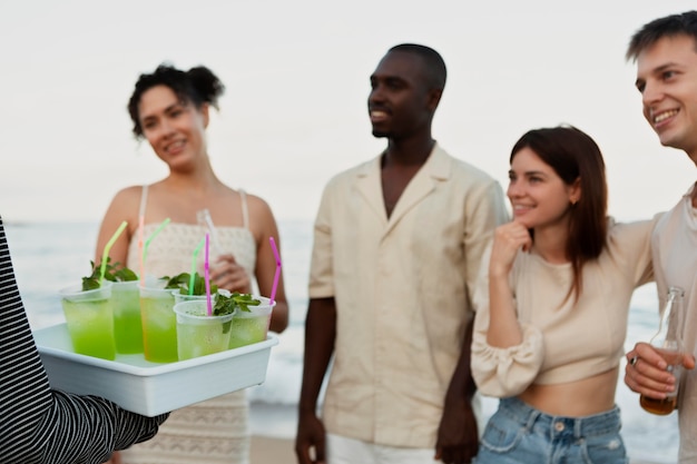 Foto cerrar amigos felices con bebidas