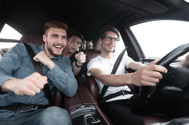 Cerrar amigos felices hablando en el coche descansar viajes viajes y personas