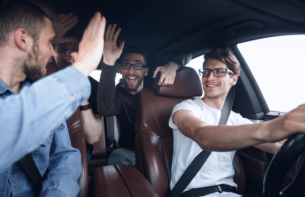 Cerrar amigos felices hablando en el coche descansar viajes viajes y personas