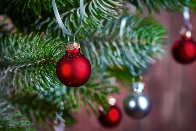 Cerrar el árbol de navidad con adornos