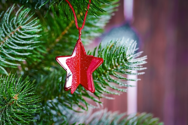 Cerrar el árbol de navidad con adornos