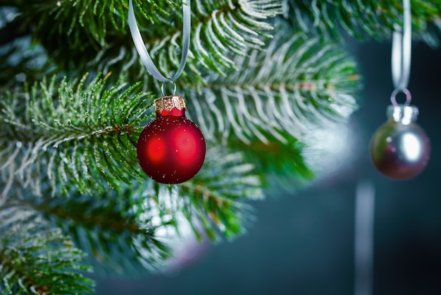 Cerrar el árbol de navidad con adornos