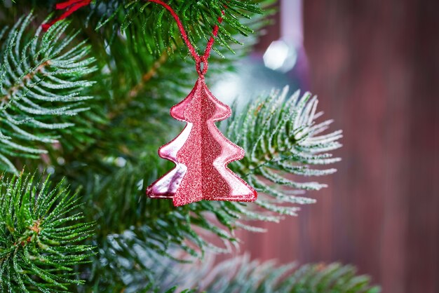 Cerrar el árbol de navidad con adornos