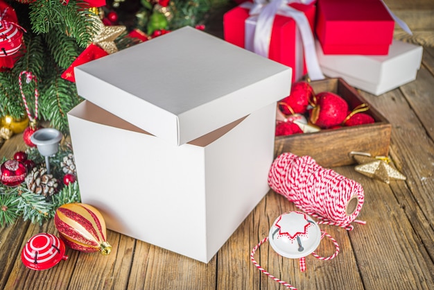 Foto cerrar árbol de navidad decorado con cajas de regalo