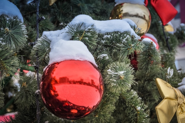 Cerrar árbol de navidad decorado