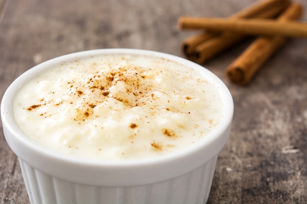 Cerrar el arroz con leche con canela