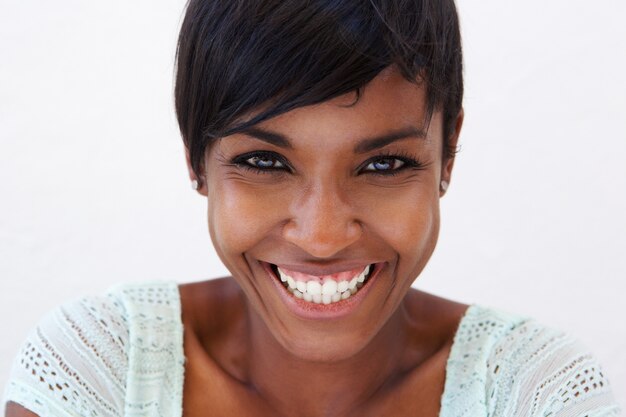 Cerrar atractiva mujer afroamericana sonriendo