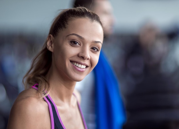 Cerrar atractiva mujer joven en el gimnasio