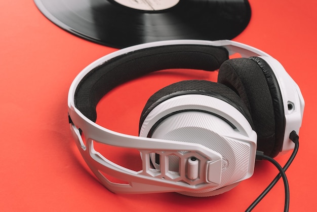 Cerrar auriculares dj en estudio