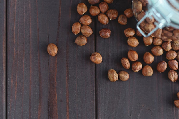 Cerrar avellana marrón sobre escritorio de madera Merienda orgánica saludable avellana Nutrición vegetariana
