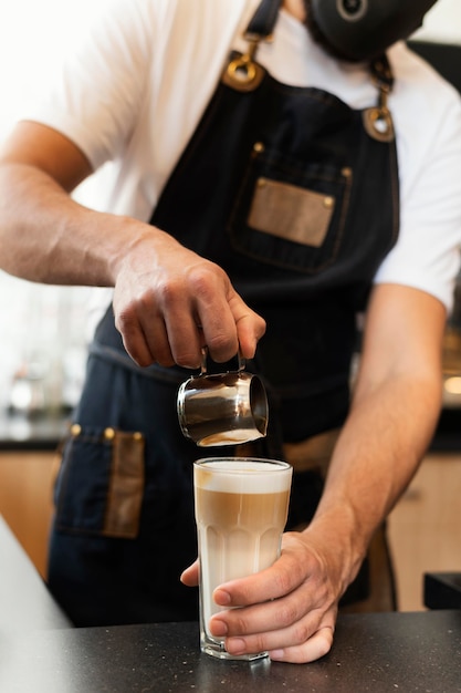 Cerrar barista preparando bebida