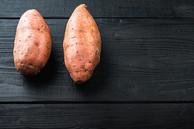 Cerrar en batatas enteras crudas