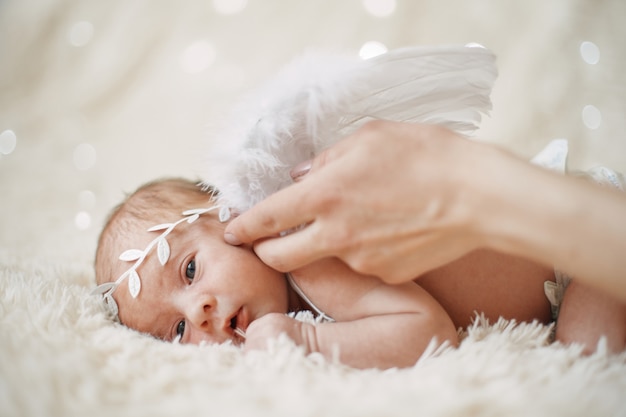 Cerrar bebé recién nacido ángel dormido