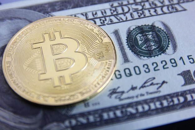 Cerrar bitcoin en billete de dólar americano con tablero de ajedrez