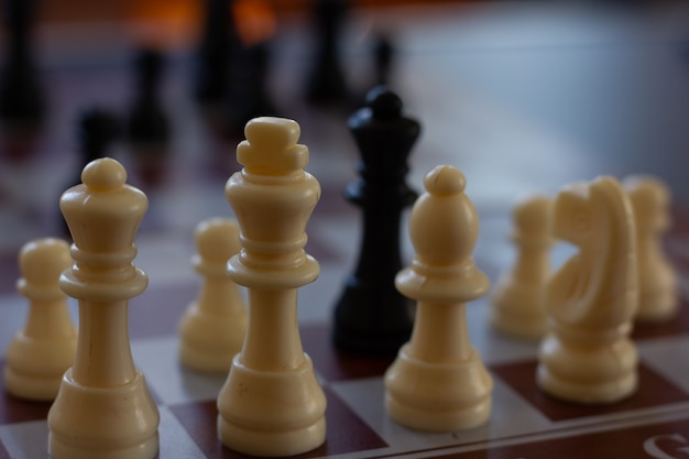 Cerrar en blanco rey pieza de tablero de ajedrez conceptos de inteligencia de estrategia de juego de ajedrez