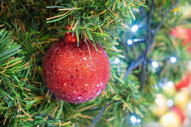 Cerrar la bola roja en el árbol de Navidad