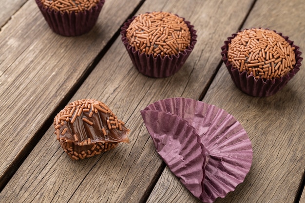 Cerrar brigadeiros típicos brasileños en mesa