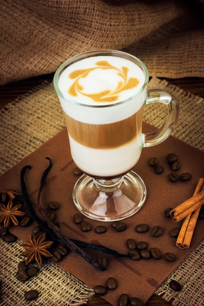 Foto cerrar en café con leche en vaso de vidrio